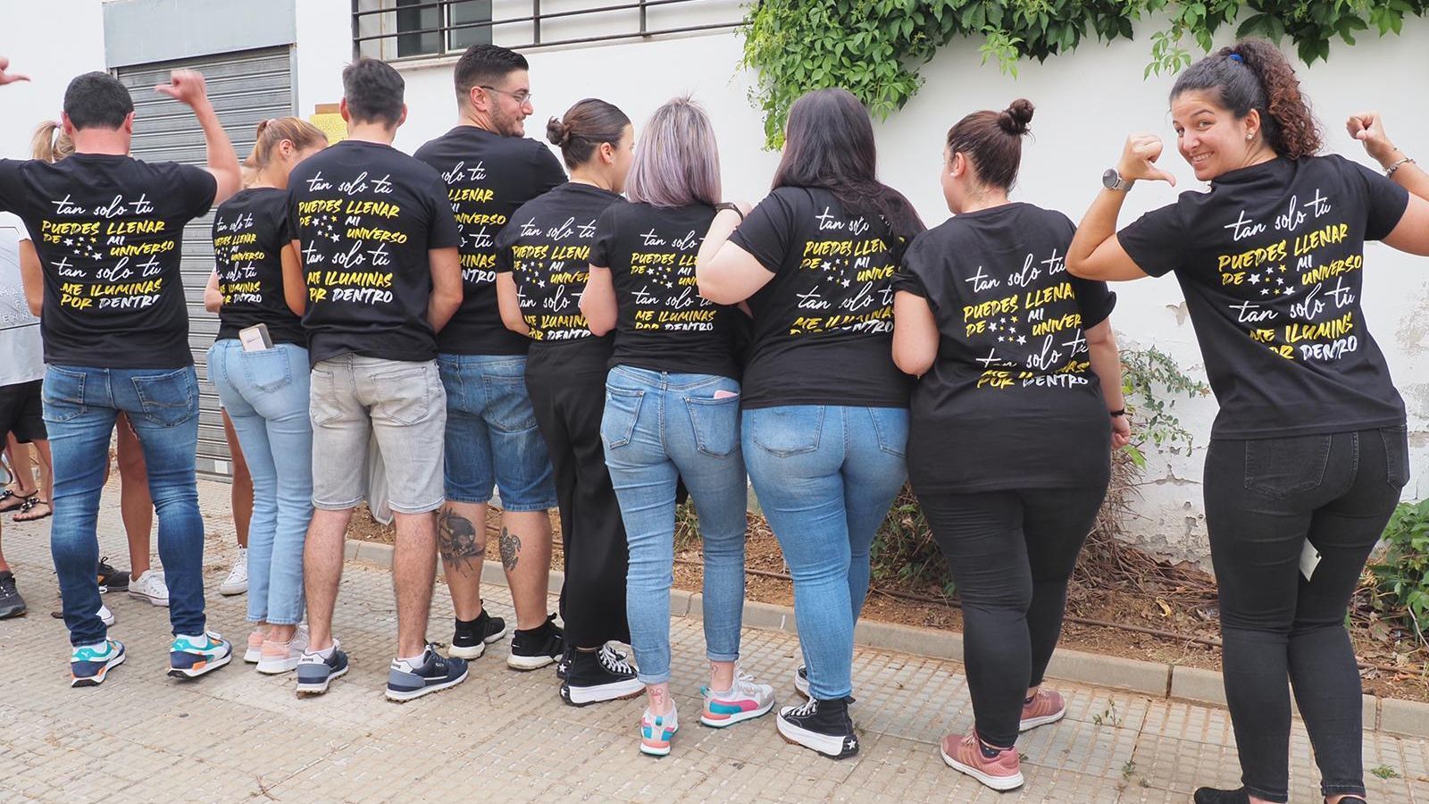 Seguidores de Manuel Carrasco haciendo cola para entrar en el concierto