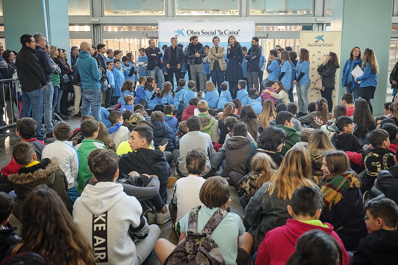 El bético Joaquín entrega balones firmados a 120 niños y niñas.