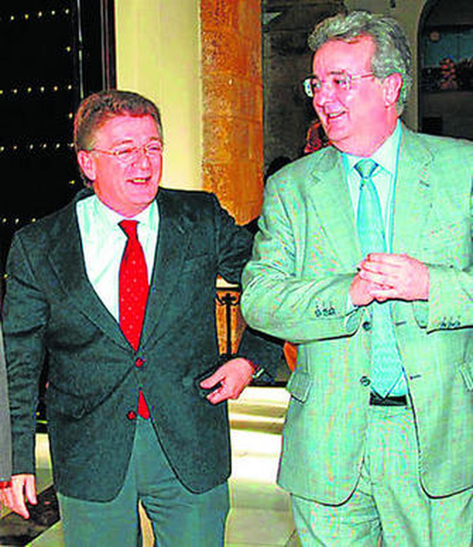 Francisco González Cabaña y Antonio Fernández, en los pasillos de la Diputación de Cádiz en 2004.