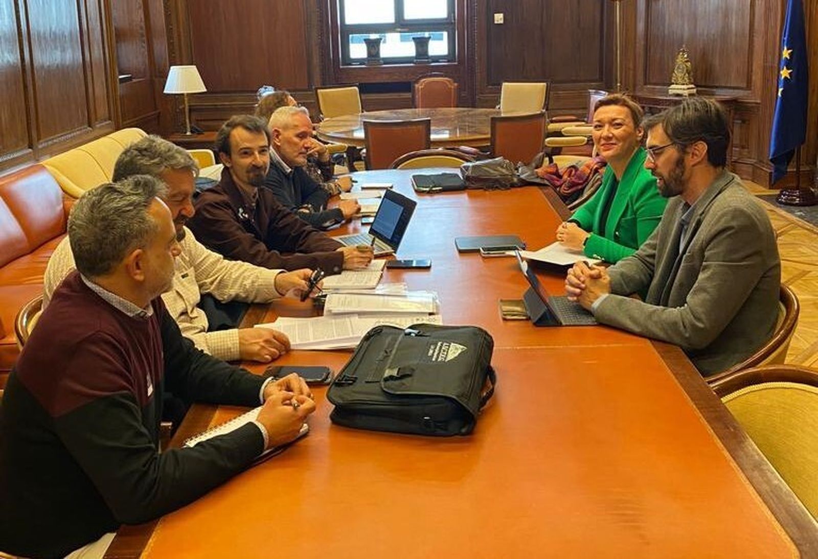 Gemma Araujo y José Luis Bueno junto a los miembros de la Mesa de Trabajo por La Línea