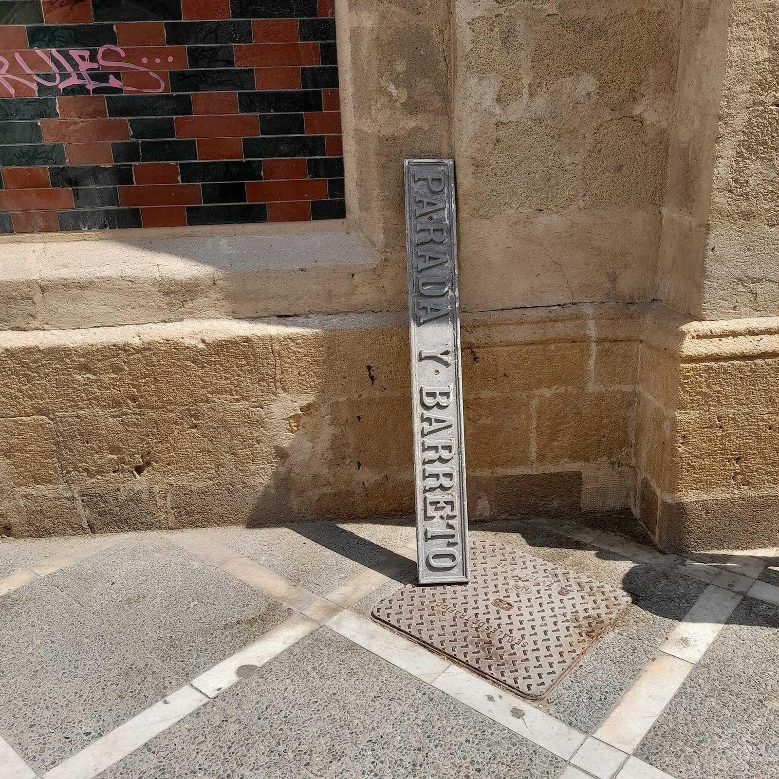 10  rotuloparadybarretRótulo abandonado que lucía en la calle dedicada a Parada y Barreto, junto al Mercado Central de Abastos.