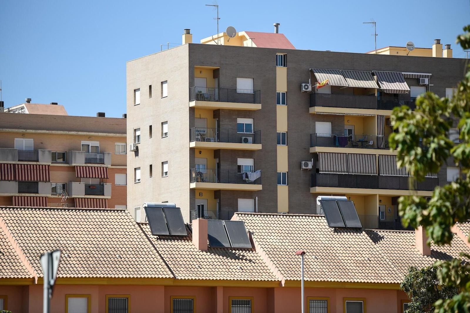 Placas solares instaladas en el tejado de una vivienda. Placas solares instaladas en el tejado de una vivienda.