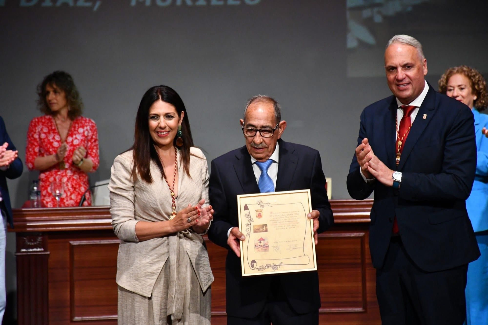 Belén Jiménez y Juan Carlos Ruiz Boix, junto a Juan José Guillén.