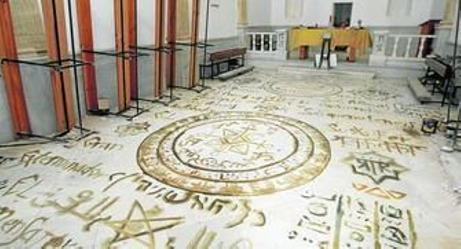 Símbolos de un ritual satánico cubren la iglesia de Las Salinas