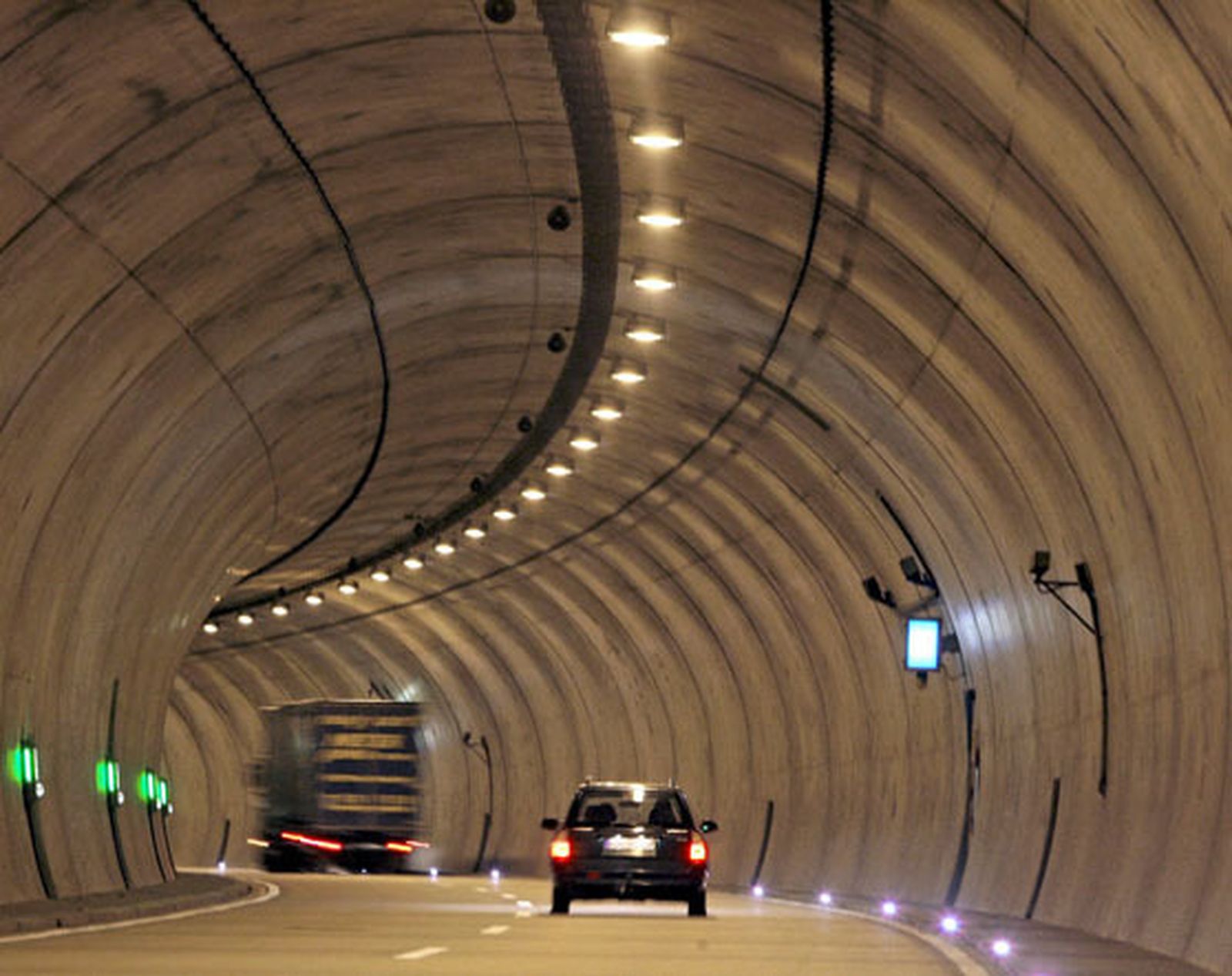 Vehículos atravesando uno de los túneles que hay en las carreteras españolas