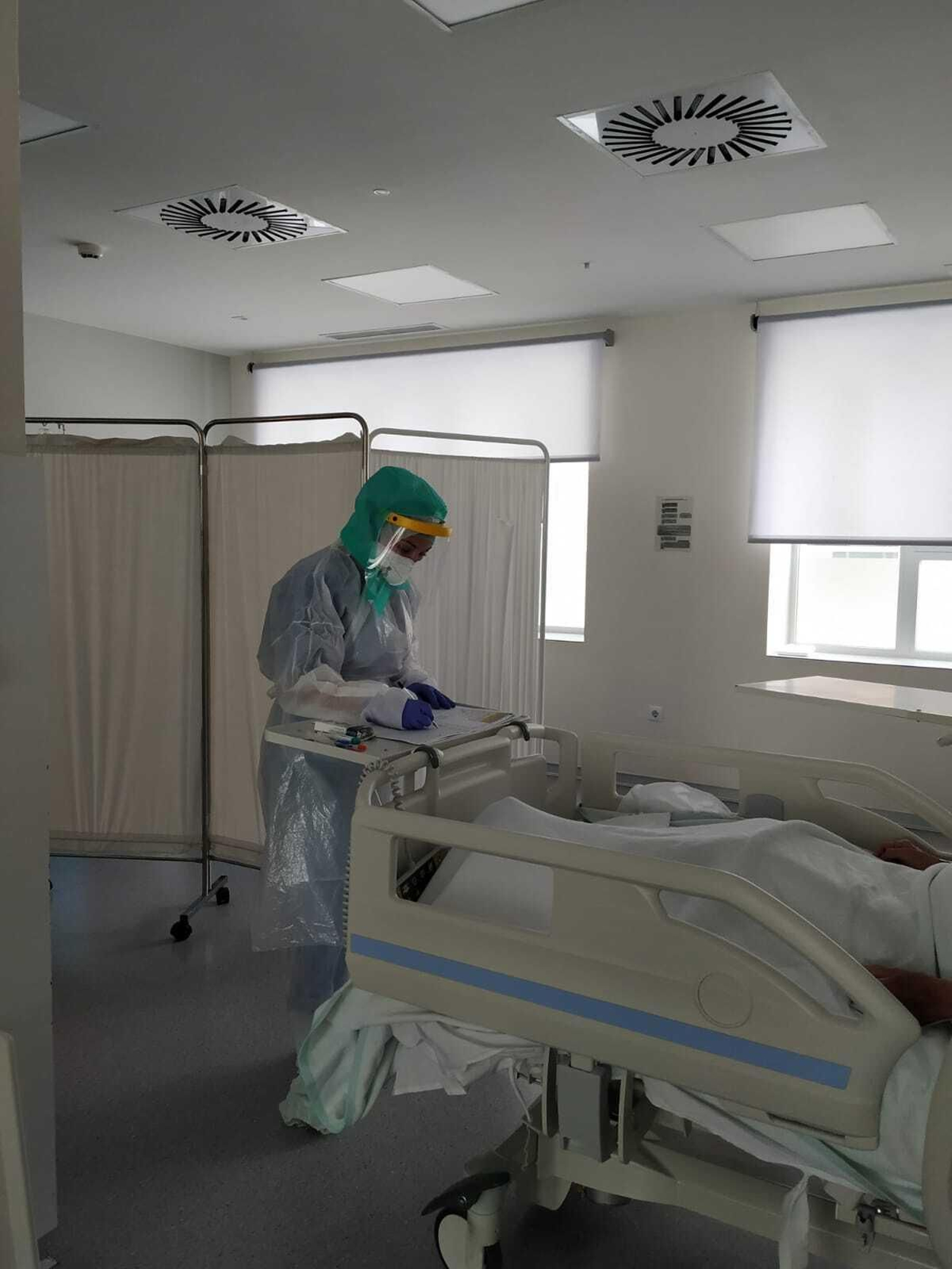 Una sanitaria en un hospital malagueño.