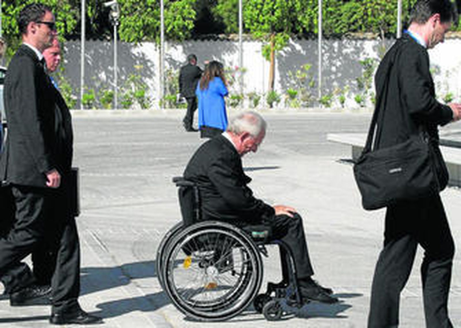 El ministro de Finanzas de Alemania, Wolfrang Shäuble, en el centro de la imagen.