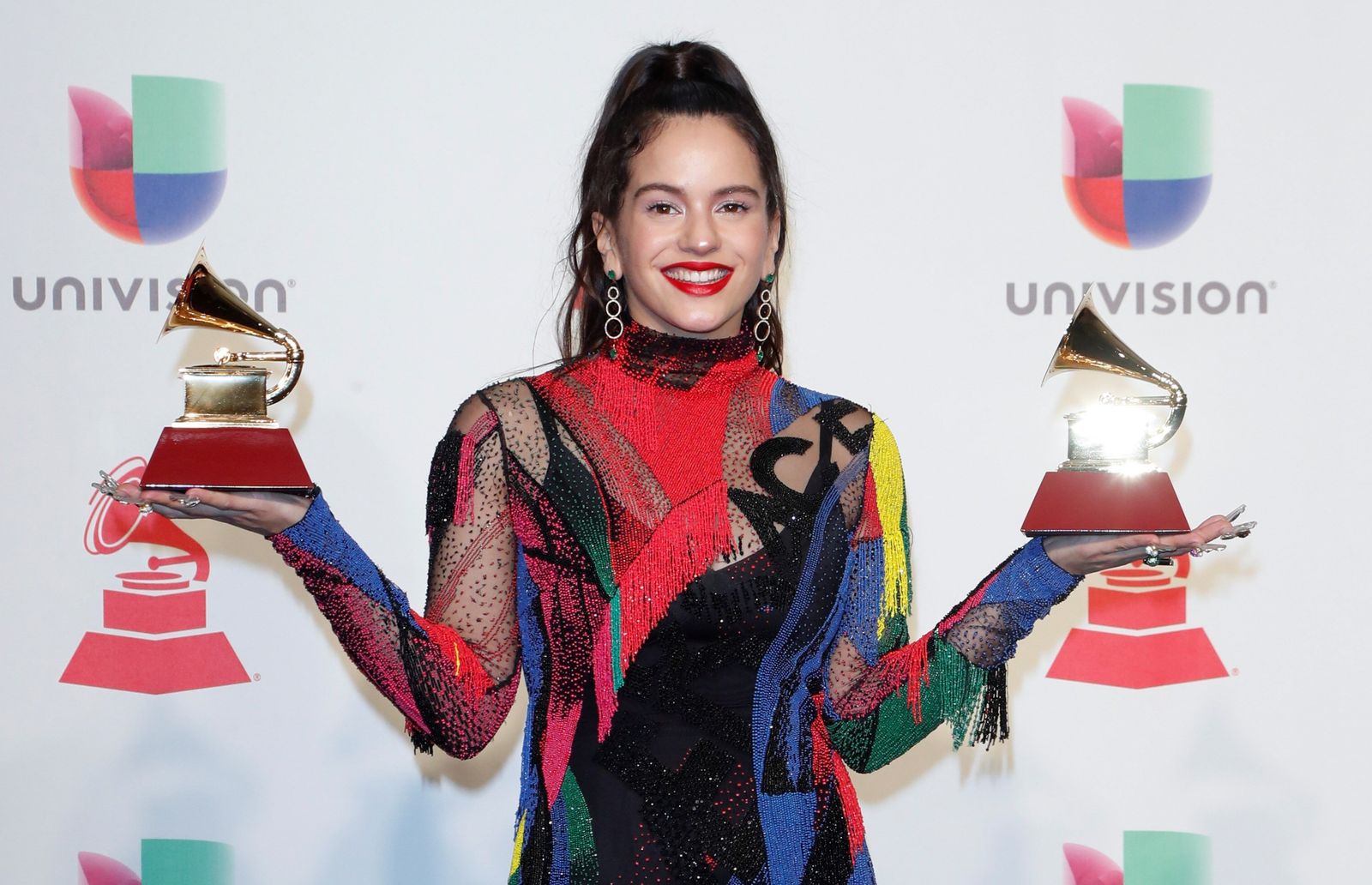 Con colorido vestido corto de Versace, Rosalía posa con sus dos Grammy.