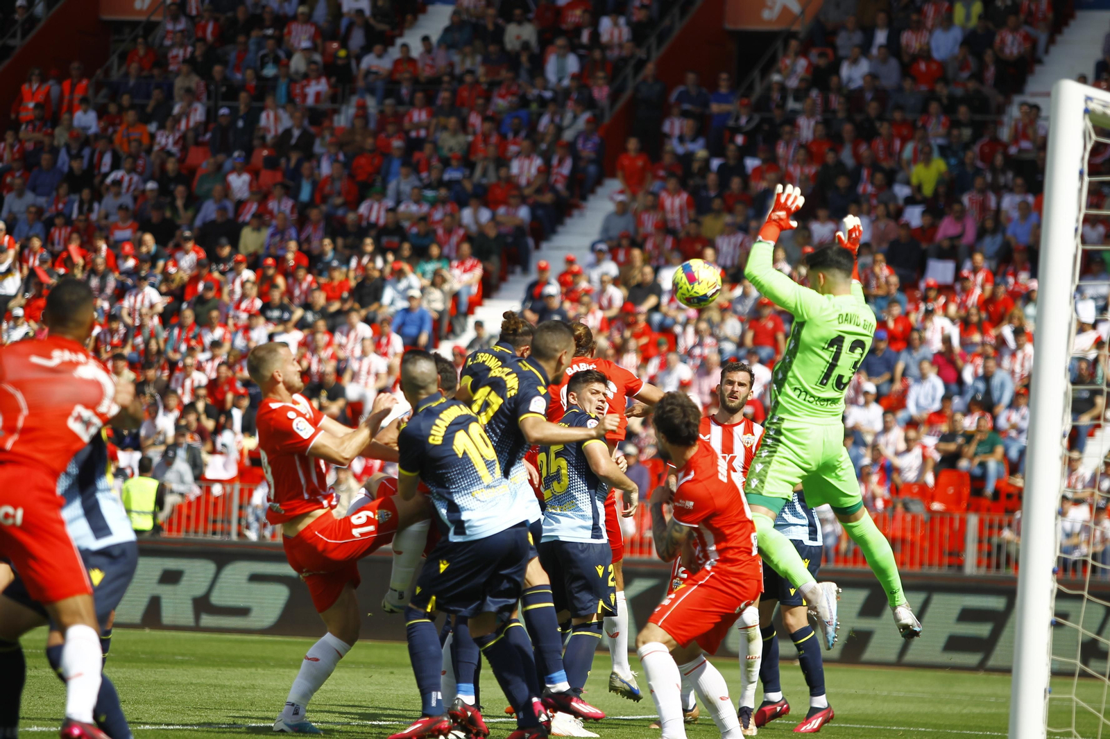Imágenes del partido de la Liga Santander U.D. Almería-Cádiz C.F.