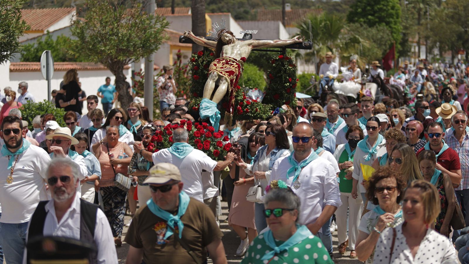 Fieles acompañando al Cristo de la Almoraima