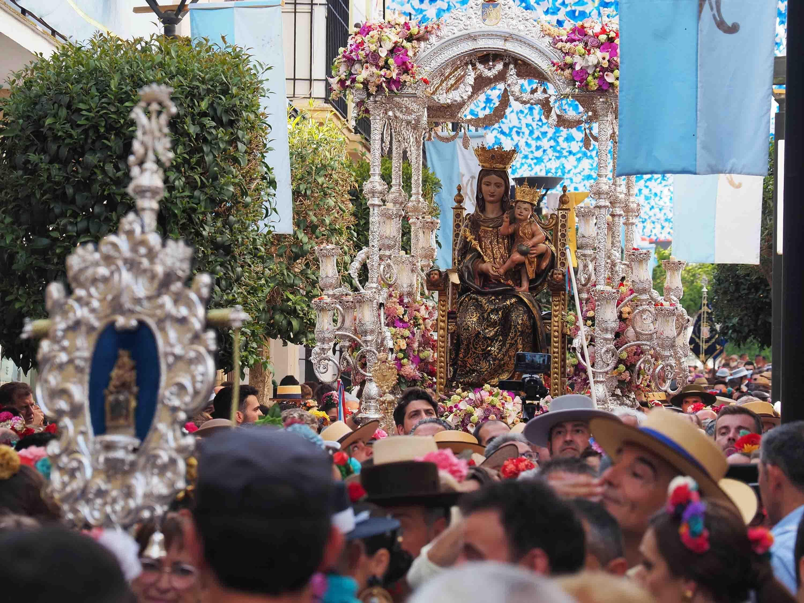 Las imágenes de la procesión de la Virgen de la Bella por las calles de Lepe en 2022