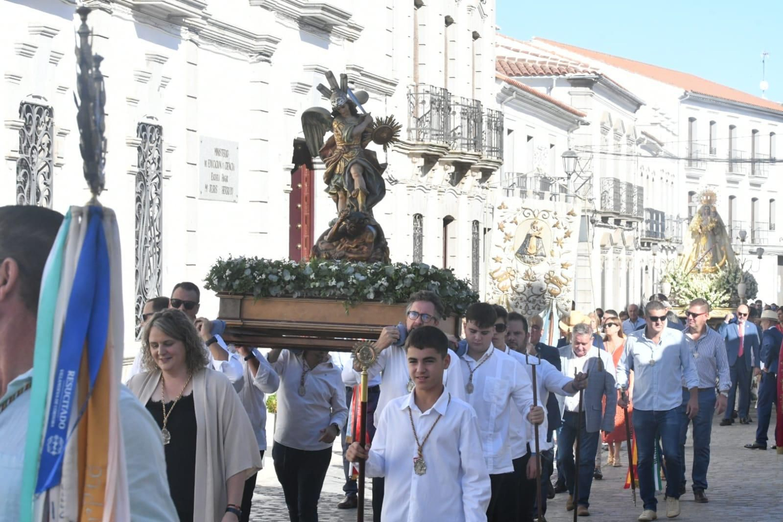 San Miguel y al fondo, la Virgen de Luna.