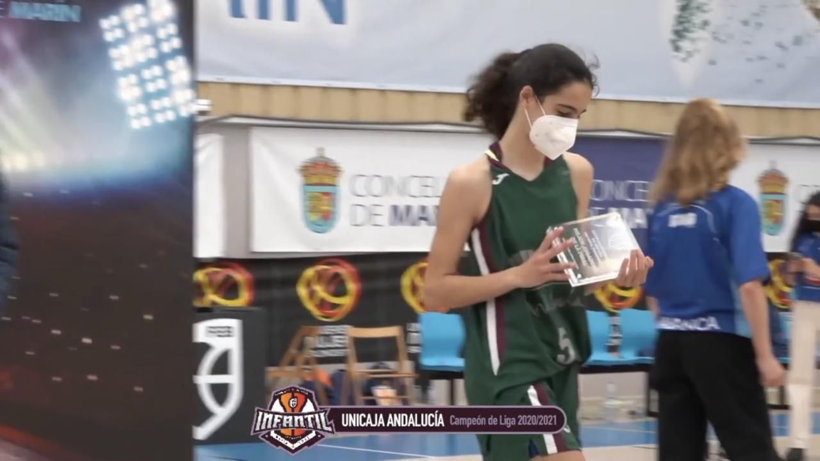 Adriana Romero, con el trofeo de MVP.