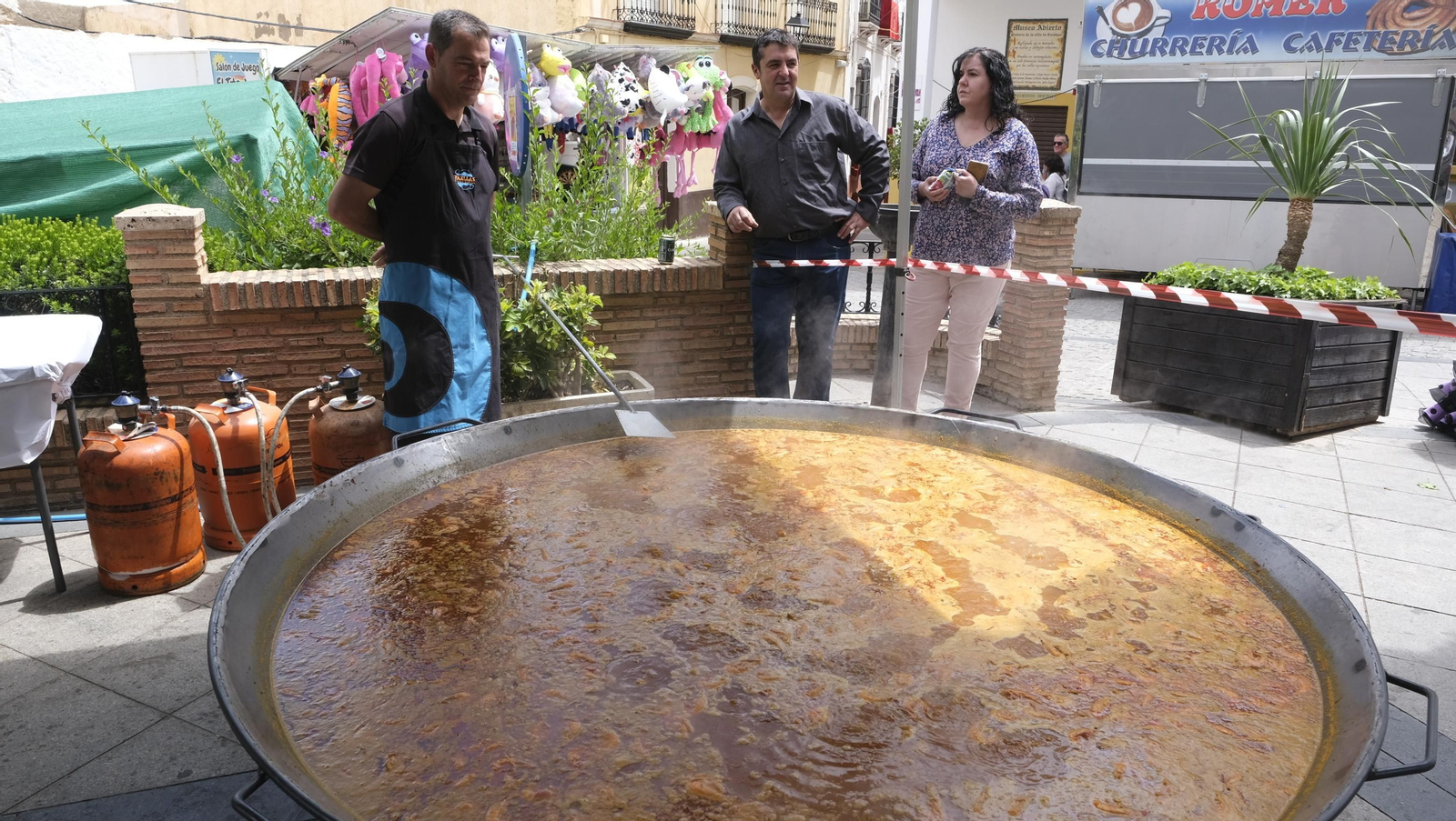 Imágenes de la paella popular en las Fiestas de Canjáyar