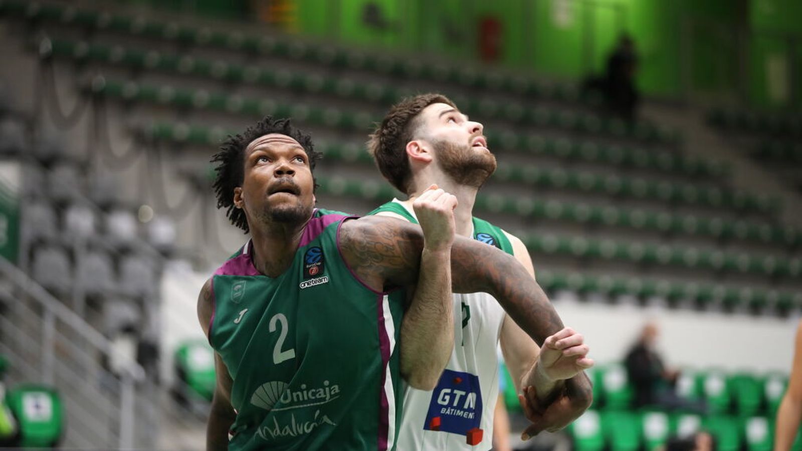 Deon Thompson pelea por un rebote.