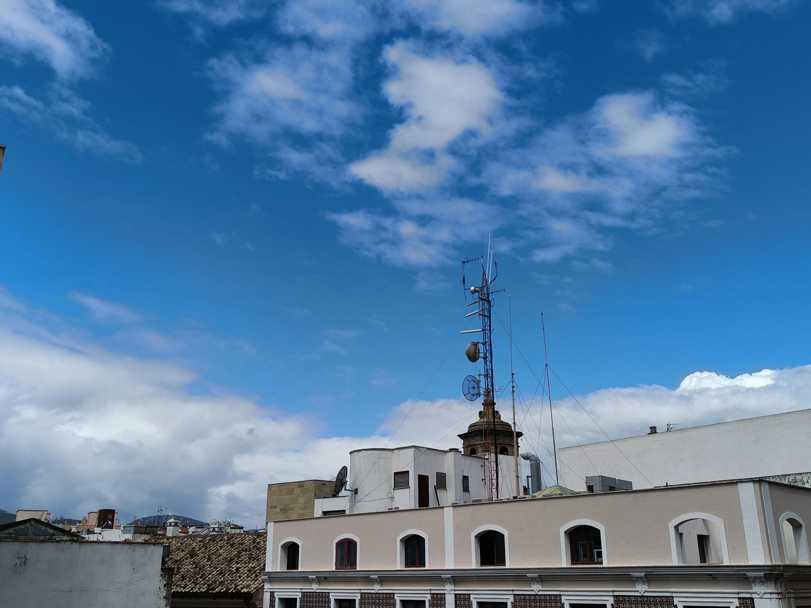 Nubes y claros en Algeciras. Nubes y claros en Algeciras.