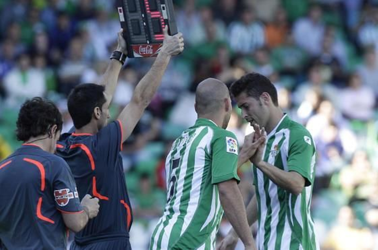 El Betis pierde en el Ruiz de Lopera ante el Girona. / Antonio Pizarro