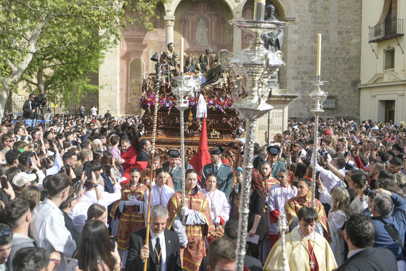 Así vivió Granada la salida de la Hermandad de la Santa Cena Sacramental 2025