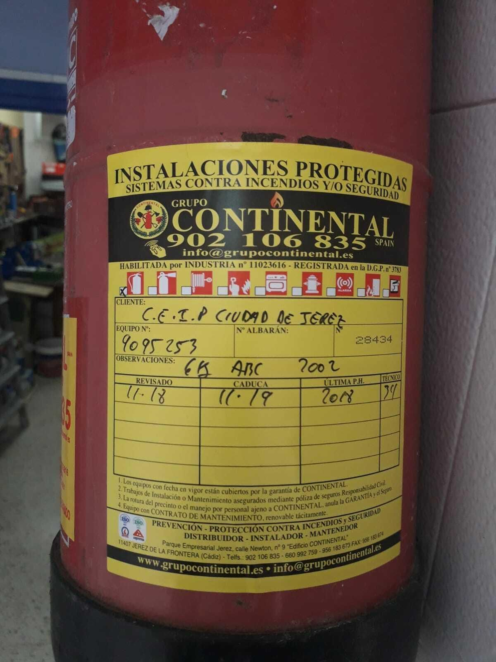 Un extintor caducado en el colegio 'Ciudad de Jerez'.