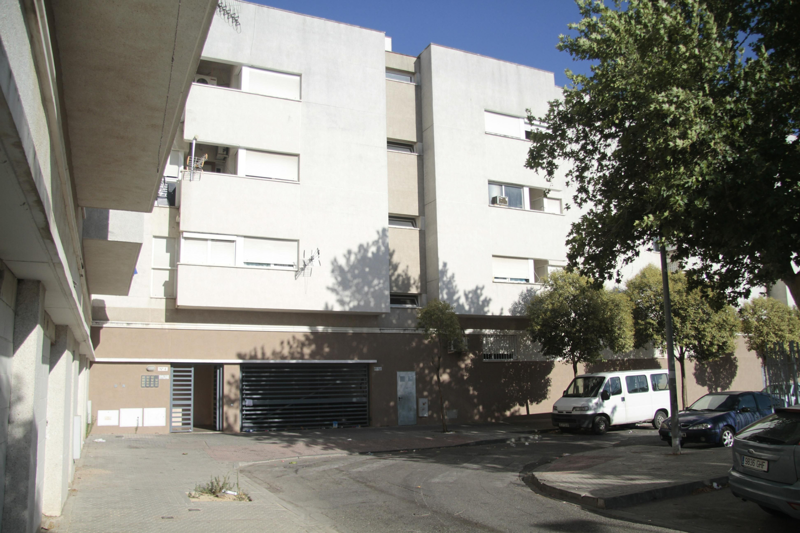 Vista del edificio de Torreblanca de VPO, situado en la Plaza Salvador Valverde, junto al centro cívico.