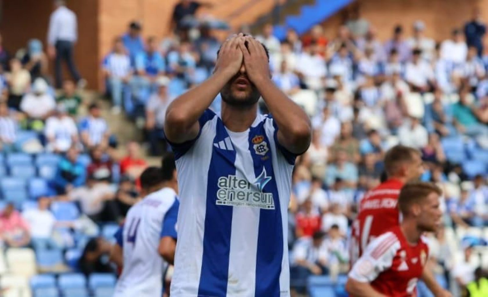 Luis Alcalde se lamenta durante el partido.