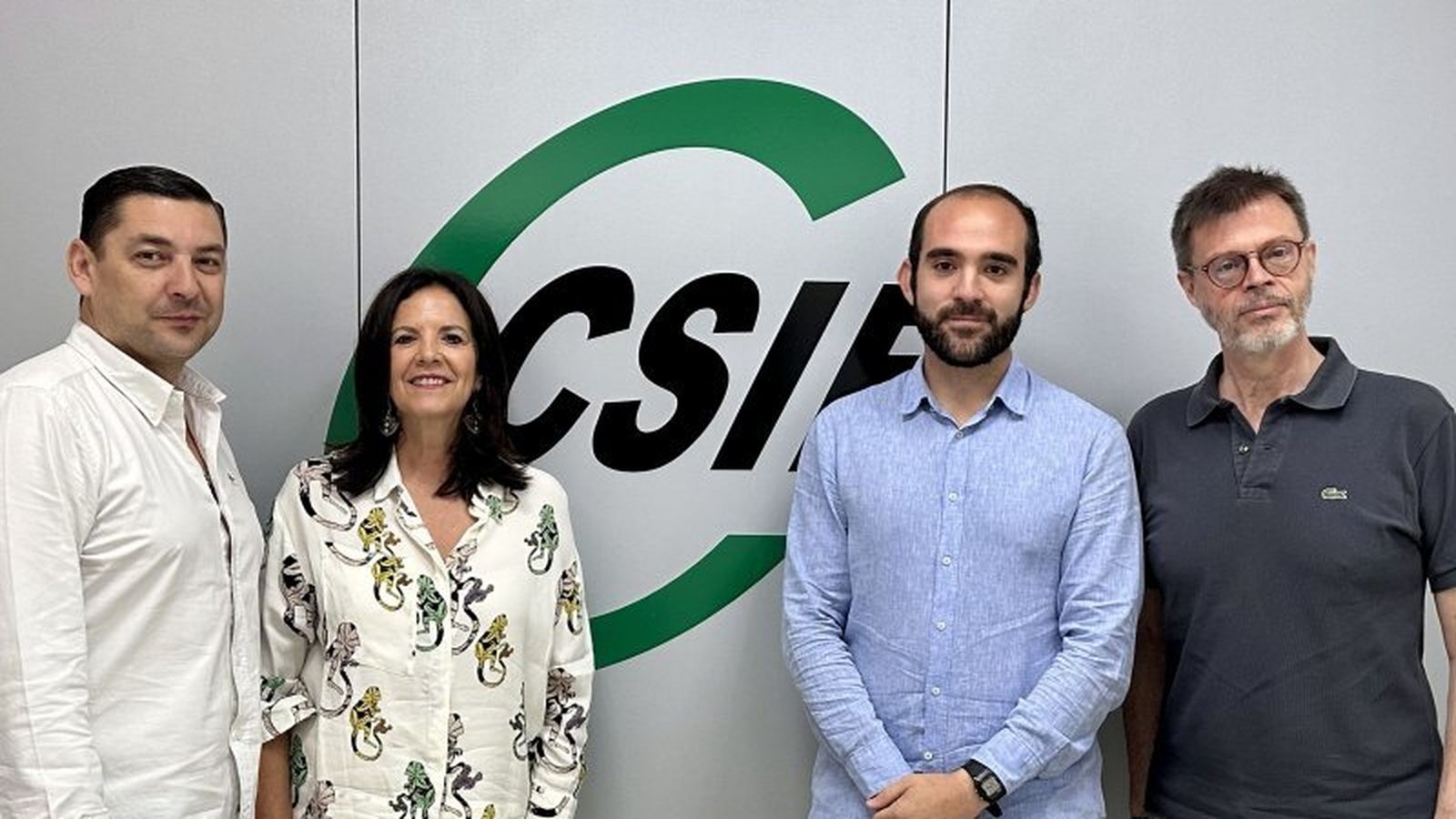 Los representantes de Csif con dos de los integrantes de Sevilla Quiere Metro.