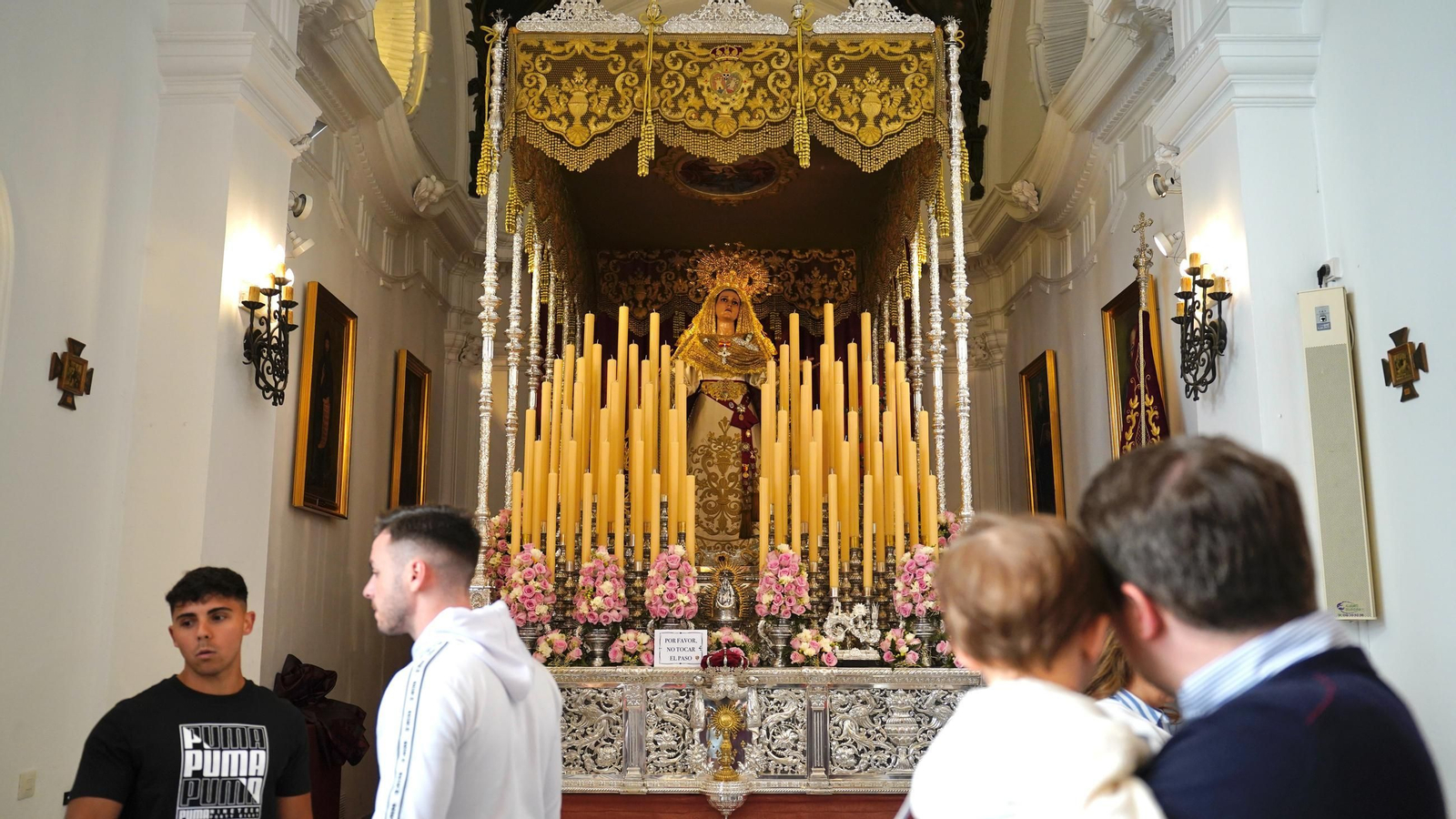 Preparativos de la Hermandad de la Columna de Algeciras ante el Lunes Santo, en imágenes
