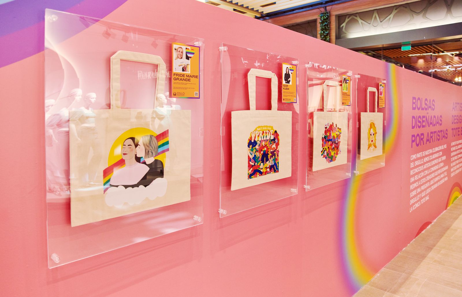 Exposición de bolsas diseñadas especialmente para el mes del orgullo en Sevilla Fashion Outlet.