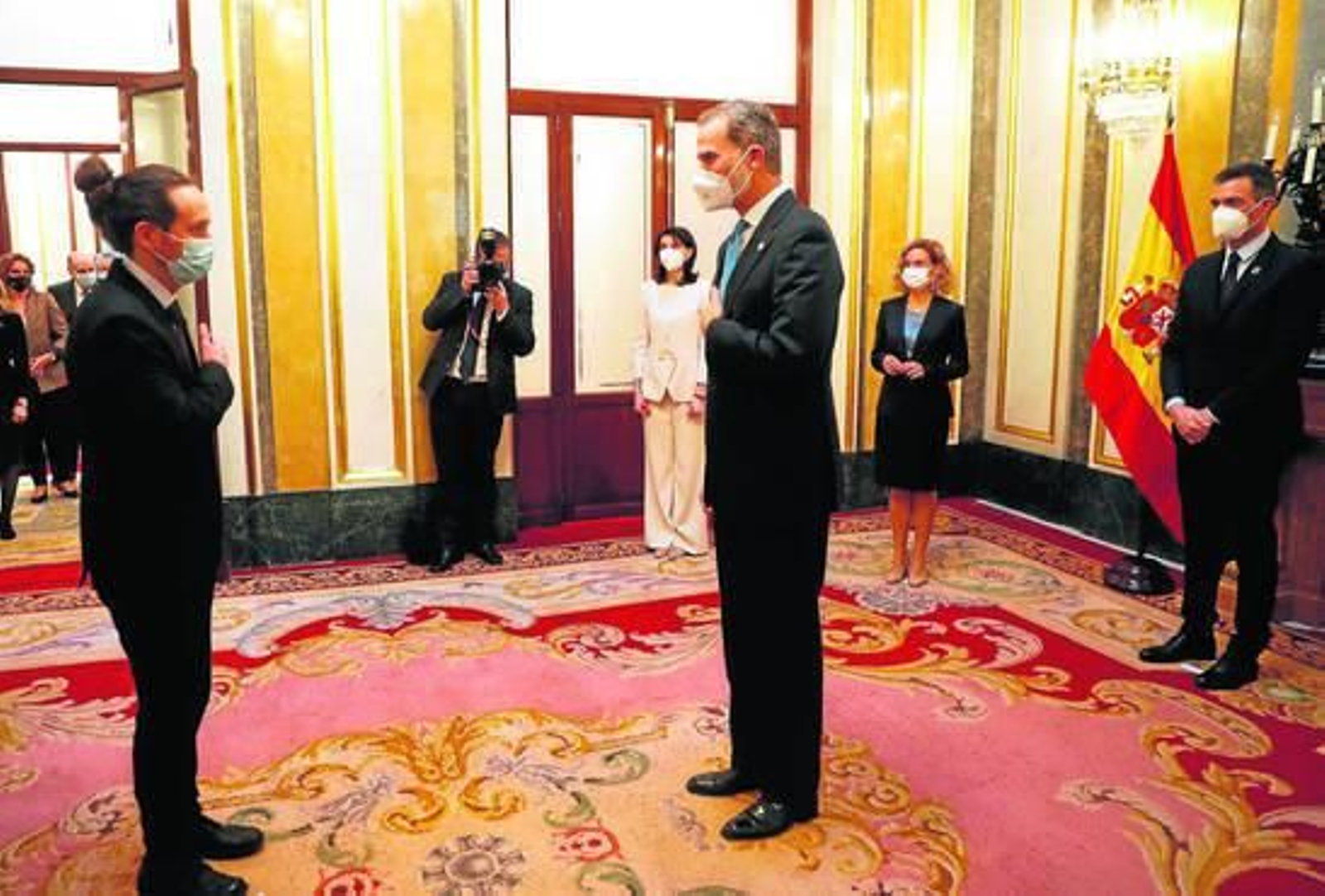 El Rey saluda al vicepresidente segundo del Gobierno, Pablo Iglesias, ayer en el Salón de los Pasos Perdidos del Congreso de los Diputados.