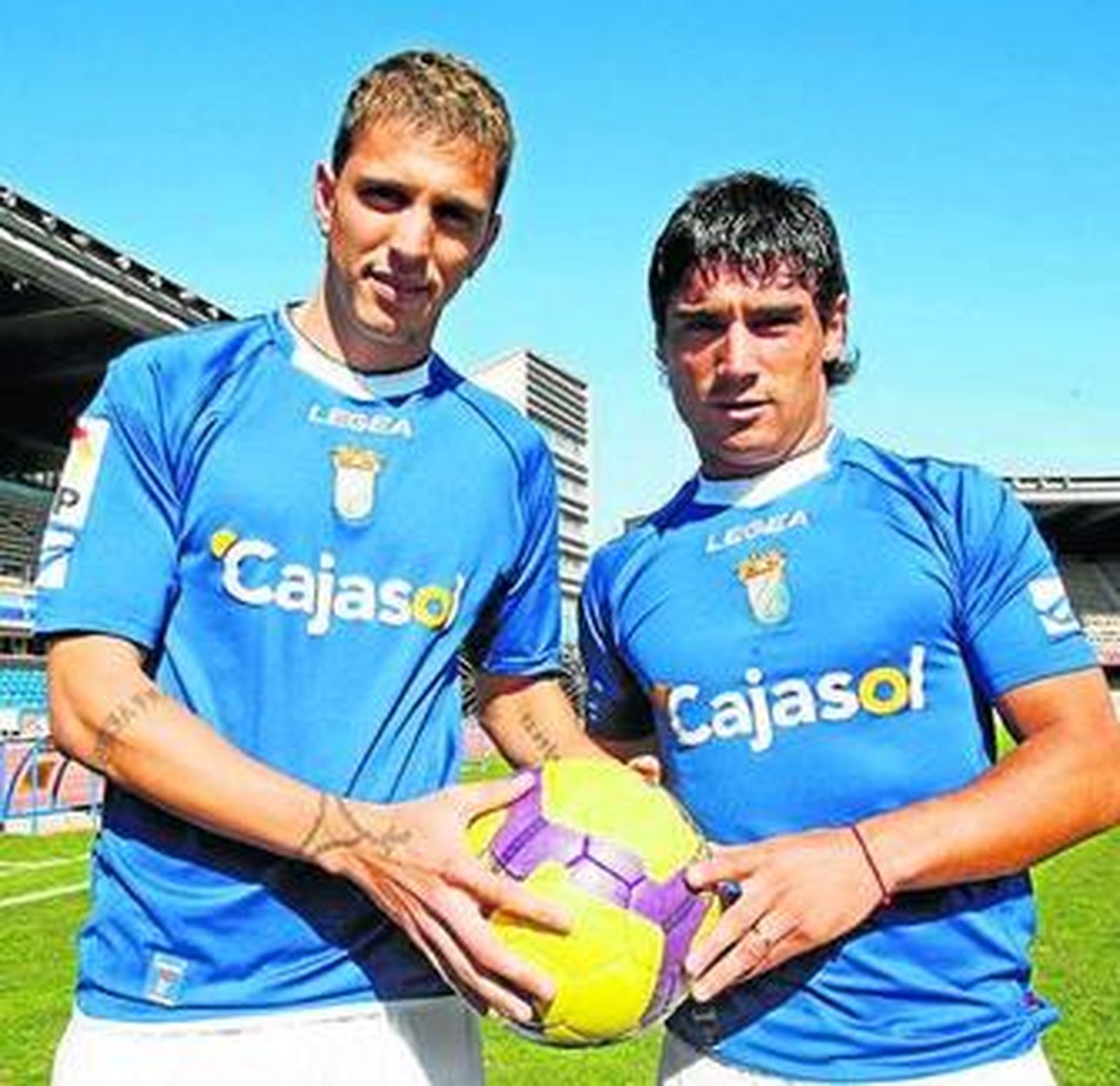 Vigneri y Alustiza posan ayer con la camiseta del Xerez.