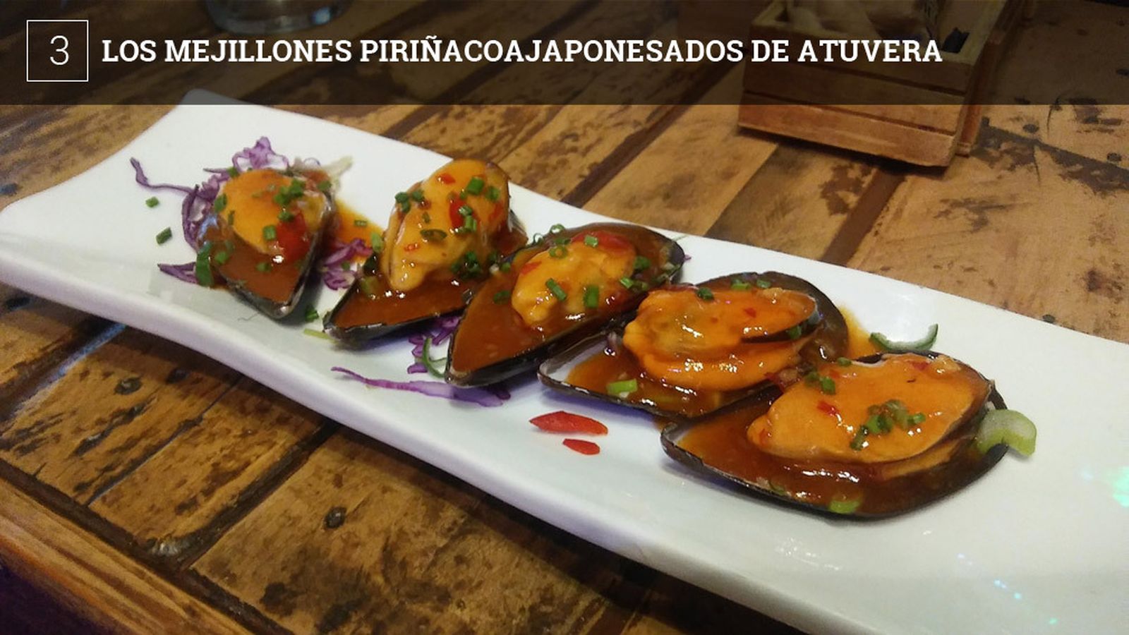 Atuvera es un local singular de Jerez situado en la calle Ramón Cala, al pie del monumento a Lola Flores. El sitio tiene una decoración divertida, a medias entre el tabanco jerezano y un local alternativo. La cocina de Pablo Lázaro sigue la misma línea y es una fusión de la cocina gaditana con toques fundamentalmente orientales. Son mezclas como unas sorprendentes tortillitas de camarones que se transforman en una especie de taco mejicano con guacamole incluido y estos mejillones que se aliñan con una mezcla de vinagre de Jerez, piriñaca a lo gaditano, muy picada y un toque de la salsa japonesa que se usa para mojar los rollitos imperiales. La ración de mejillones sale a 6,5 euros.