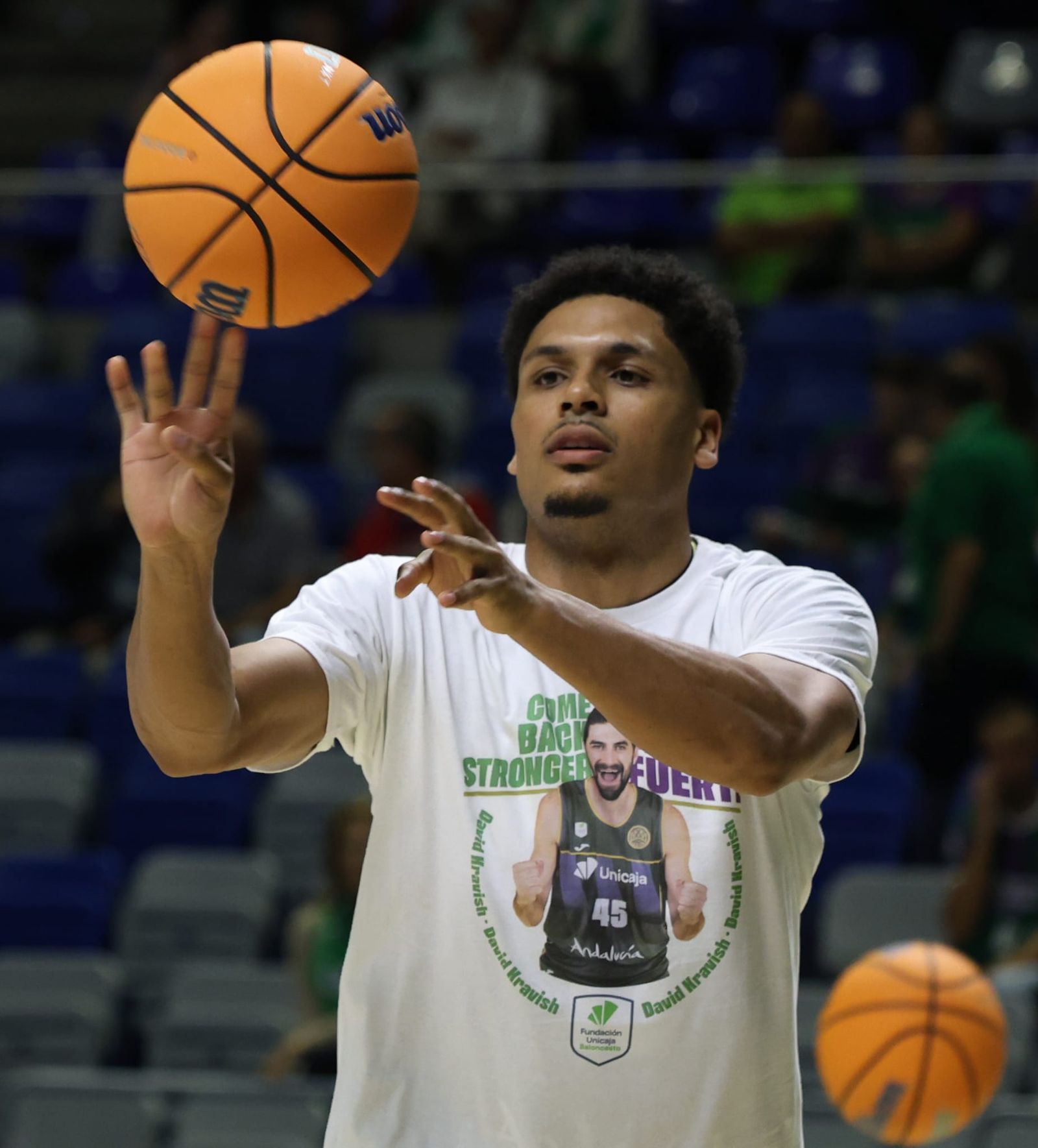 David Kravish, camisetas, vídeo y ovación para mandarle fuerzas