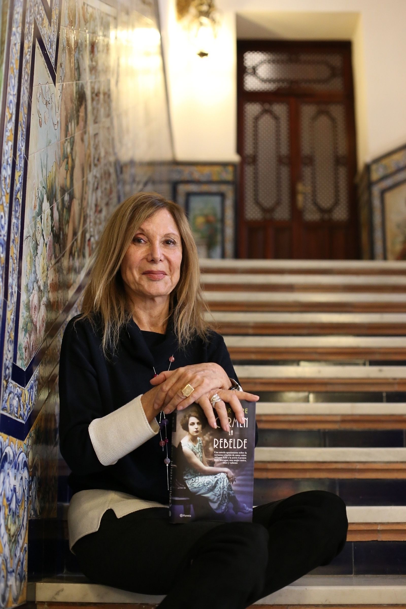 Pilar Eyre posa con su libro 'Carmen, la rebelde' en el hotel Alfonso XIII de Sevilla.