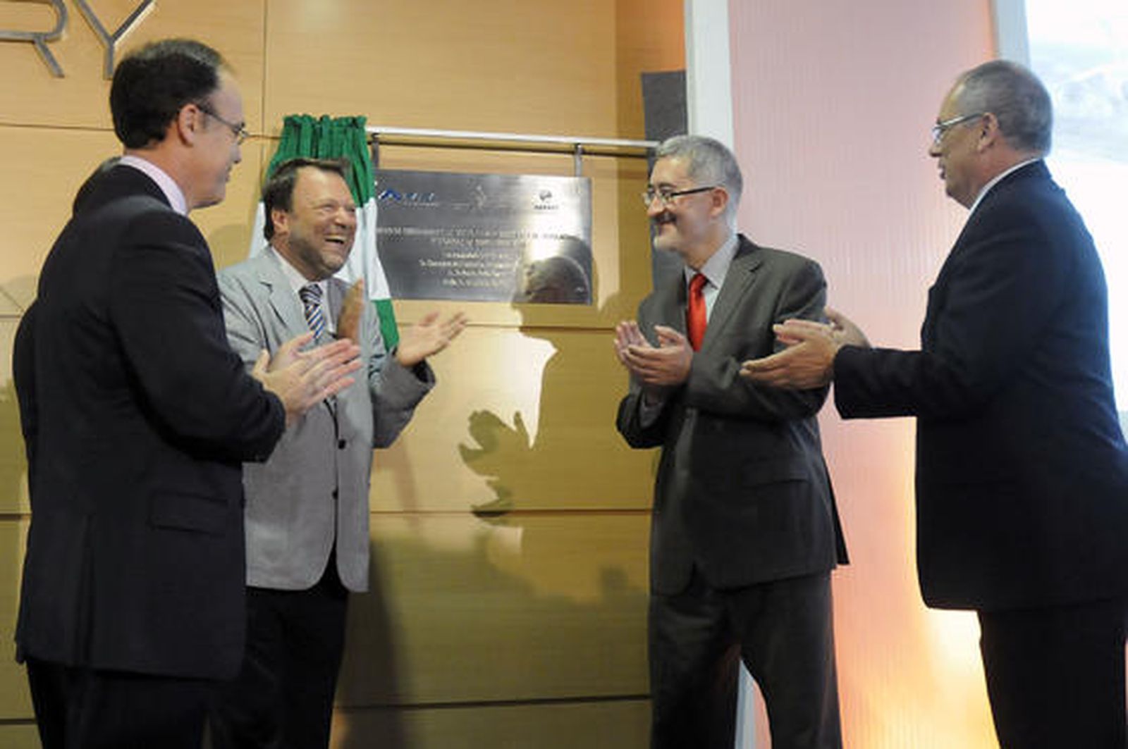 Antonio Valverde,  Richard Thomson, Alfredo Sánchez Monteseirín, Antonio Ávila y Domingo Ureña en la inauguración del centro de pilotos de Airbus Military.

Foto: Juan Carlos Vázquez