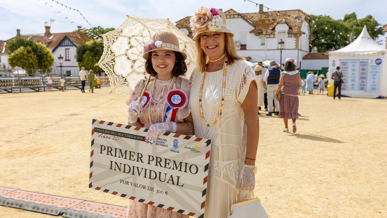 La ganadora del primer premio en la categoría individual junto a la alcaldesa de Huelva, Pilar Miranda.