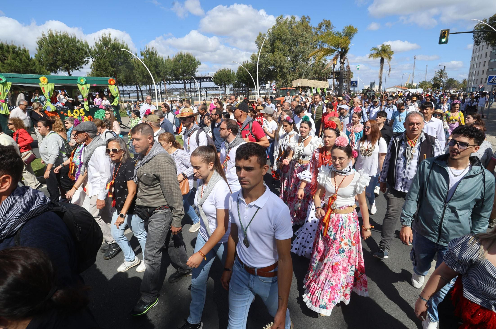 Las mejores imágenes de los peregrinos en la salida de Emigrantes