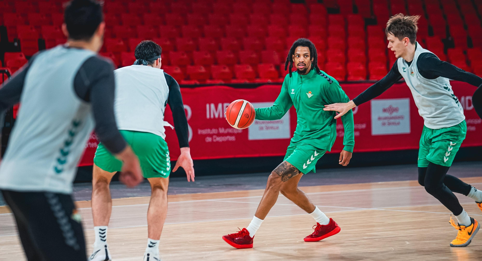 Frazier bota el balón en un entrenamiento en San Pablo.