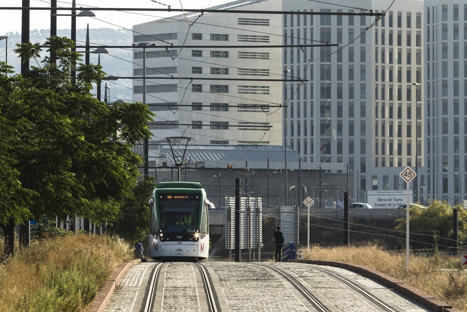 Un tren del Metro de Granada en la zona del Nevada