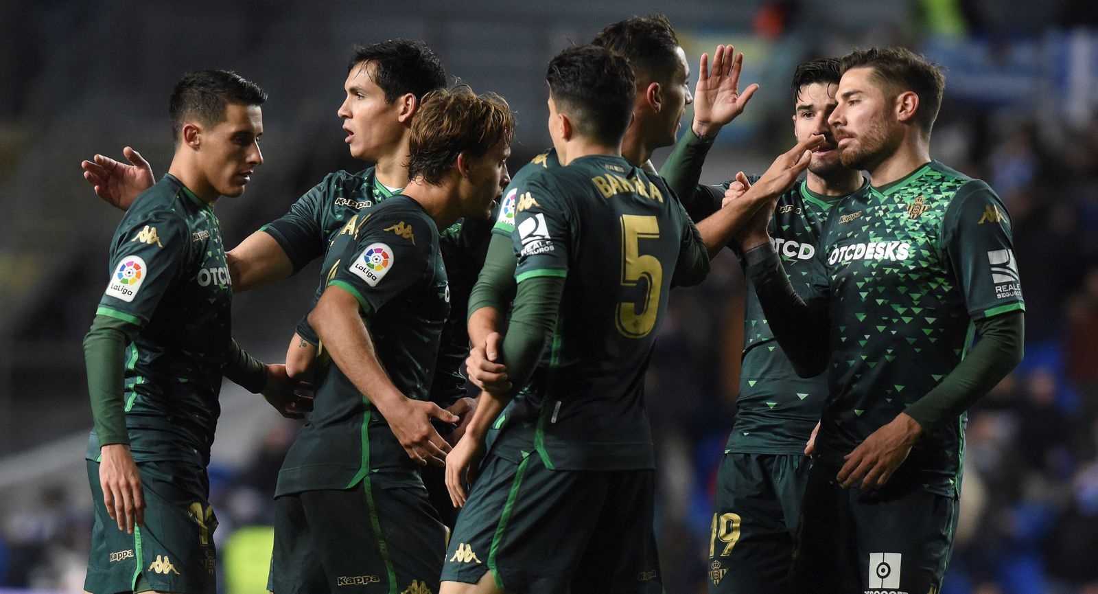 Los jugadores del Betis celebran su pase a cuartos.