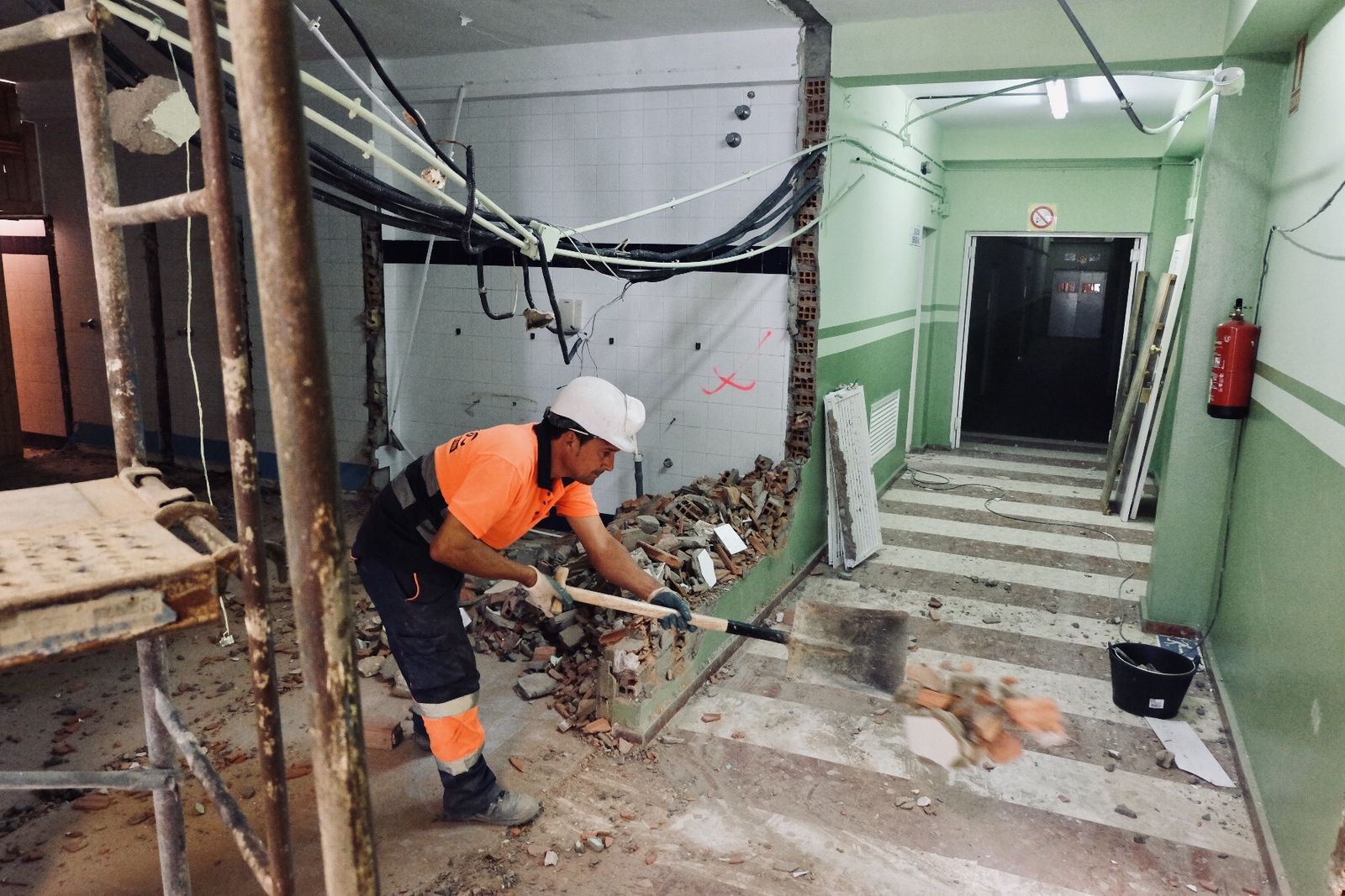 Un obrero realiza trabajos de mejora en el polideportivo Diego Lobato de la capital onubense.