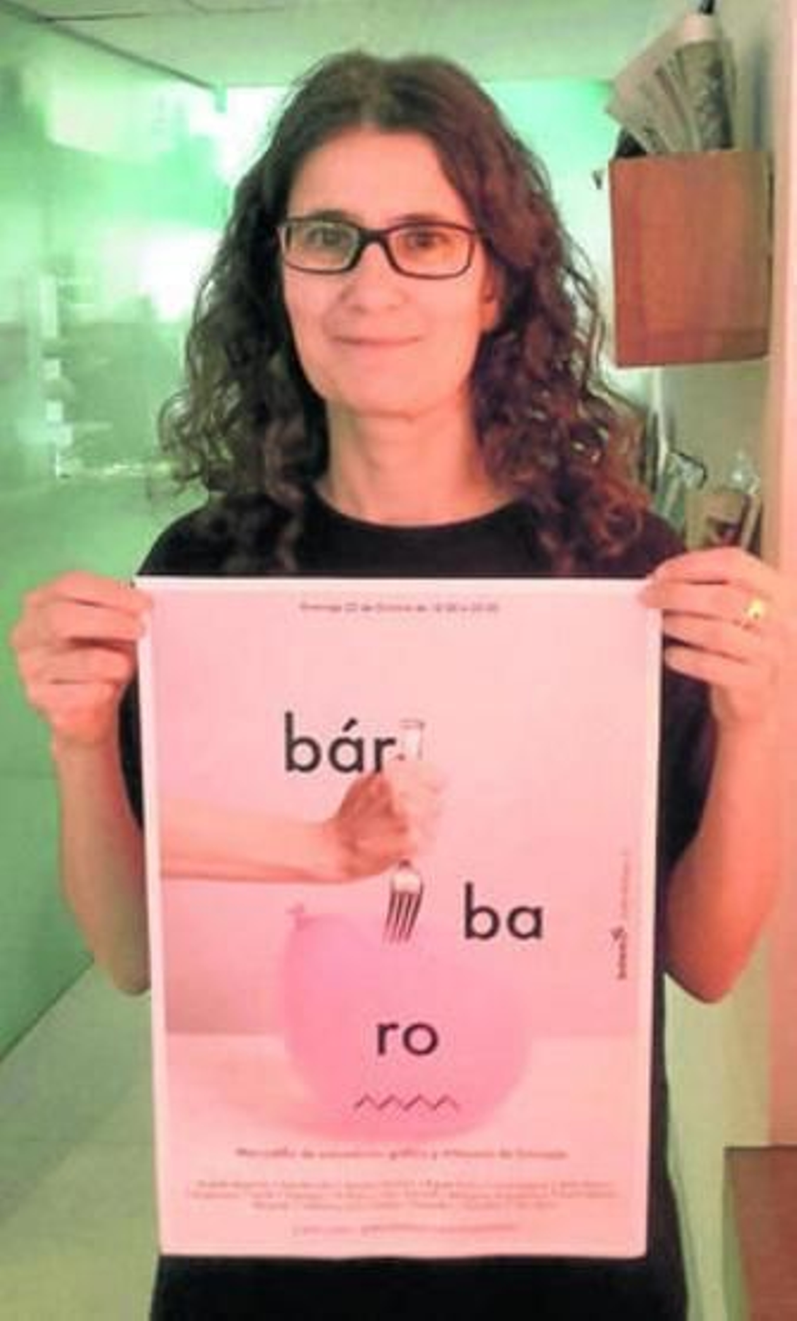Julia Sevillano, con el cartel del Festival Bárbaro.