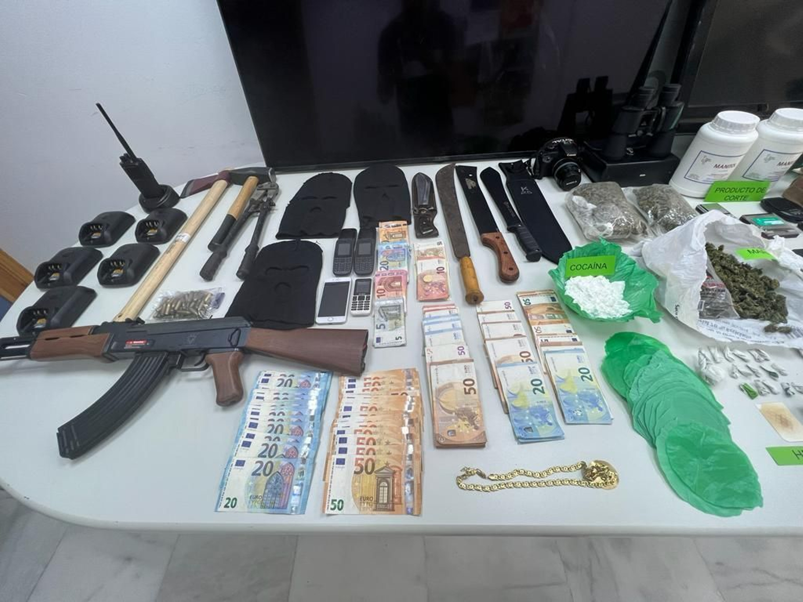 Parte de la droga, el dinero, las armas y la droga recuperadas por la Guardia Civil.