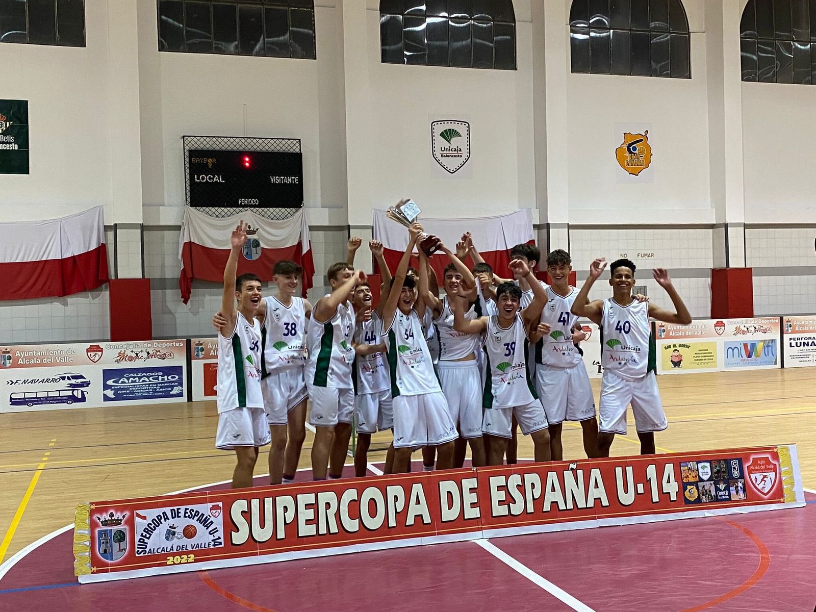 El Unicaja infantil, con la copa de subcampeones.