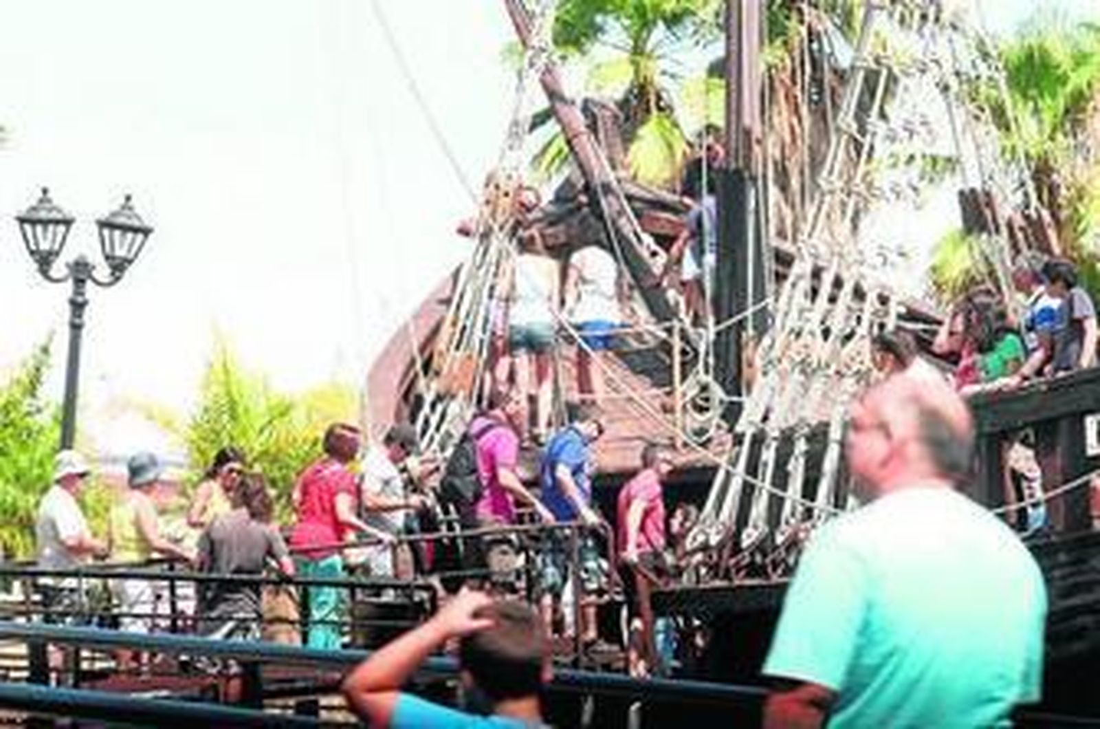 Visitantes subiendo a la réplica de 'La Pinta', en el Muelle de las Carabelas de la Rábida.
