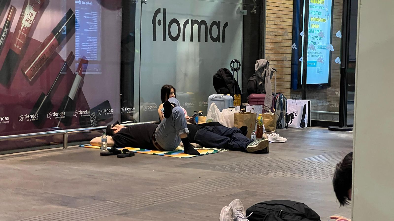 Personas pernoctando en la estación de Santa Justa.