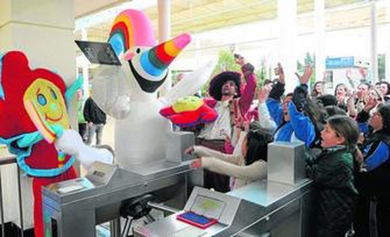 'Curro' es recibido por un grupo de niños a las puertas de Isla Mágica.