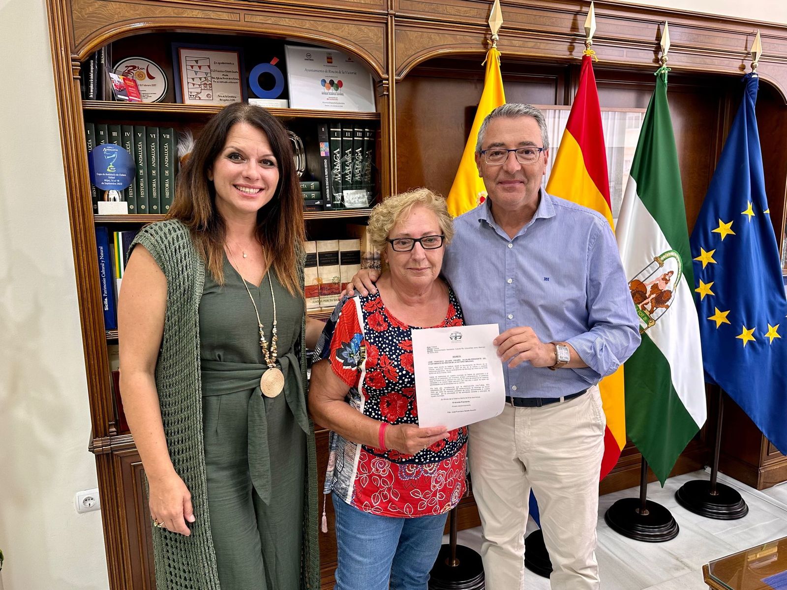 Entrega de la notificación del nombramiento recogido por la tesorera de la Asociación Cultural Río Granadillas