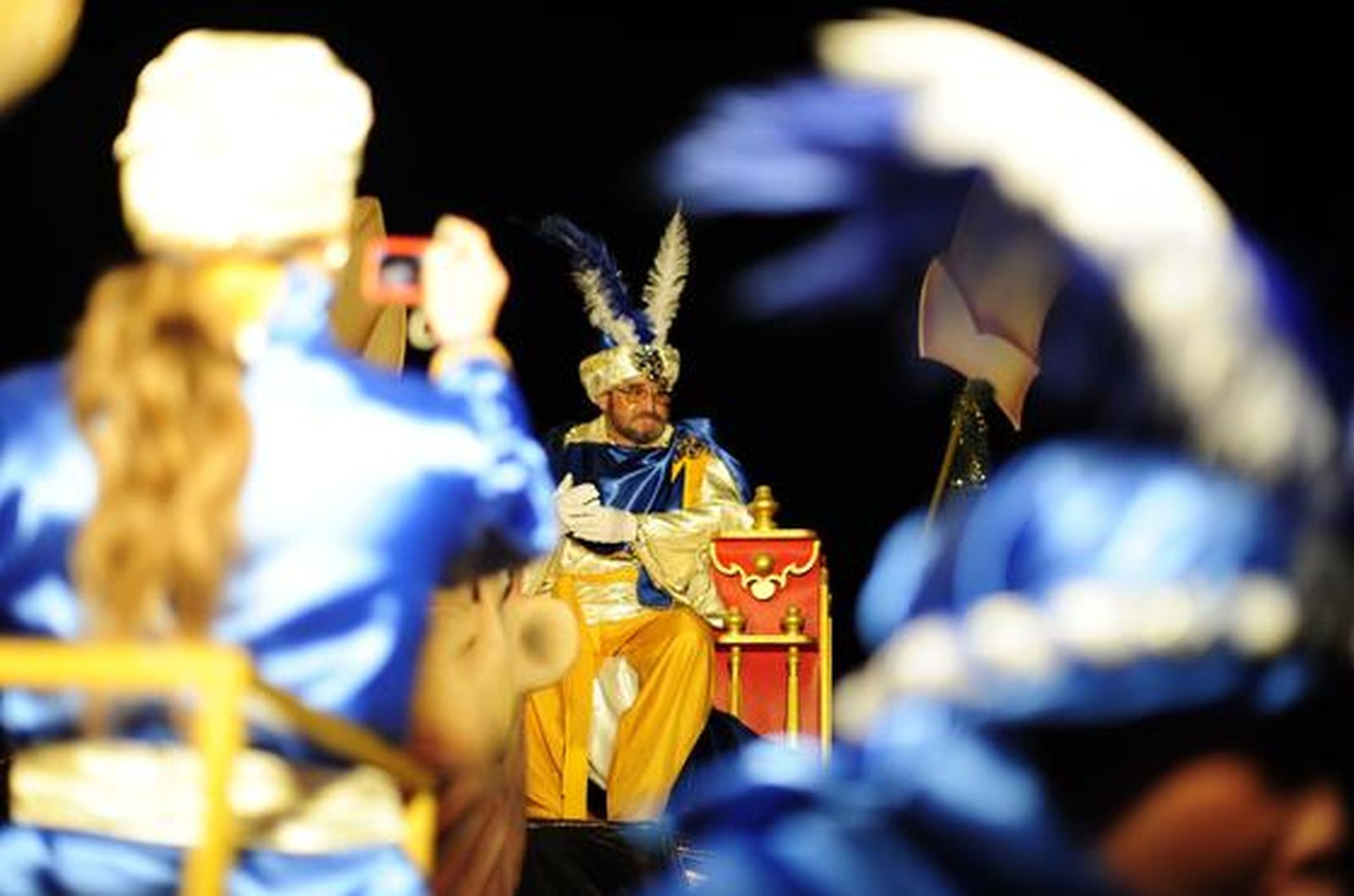 El Heraldo Real recorrió ayer San Fernando para recoger las cartas que los niños han escrito este año a los Reyes Magos

Foto: Elias Pimentel