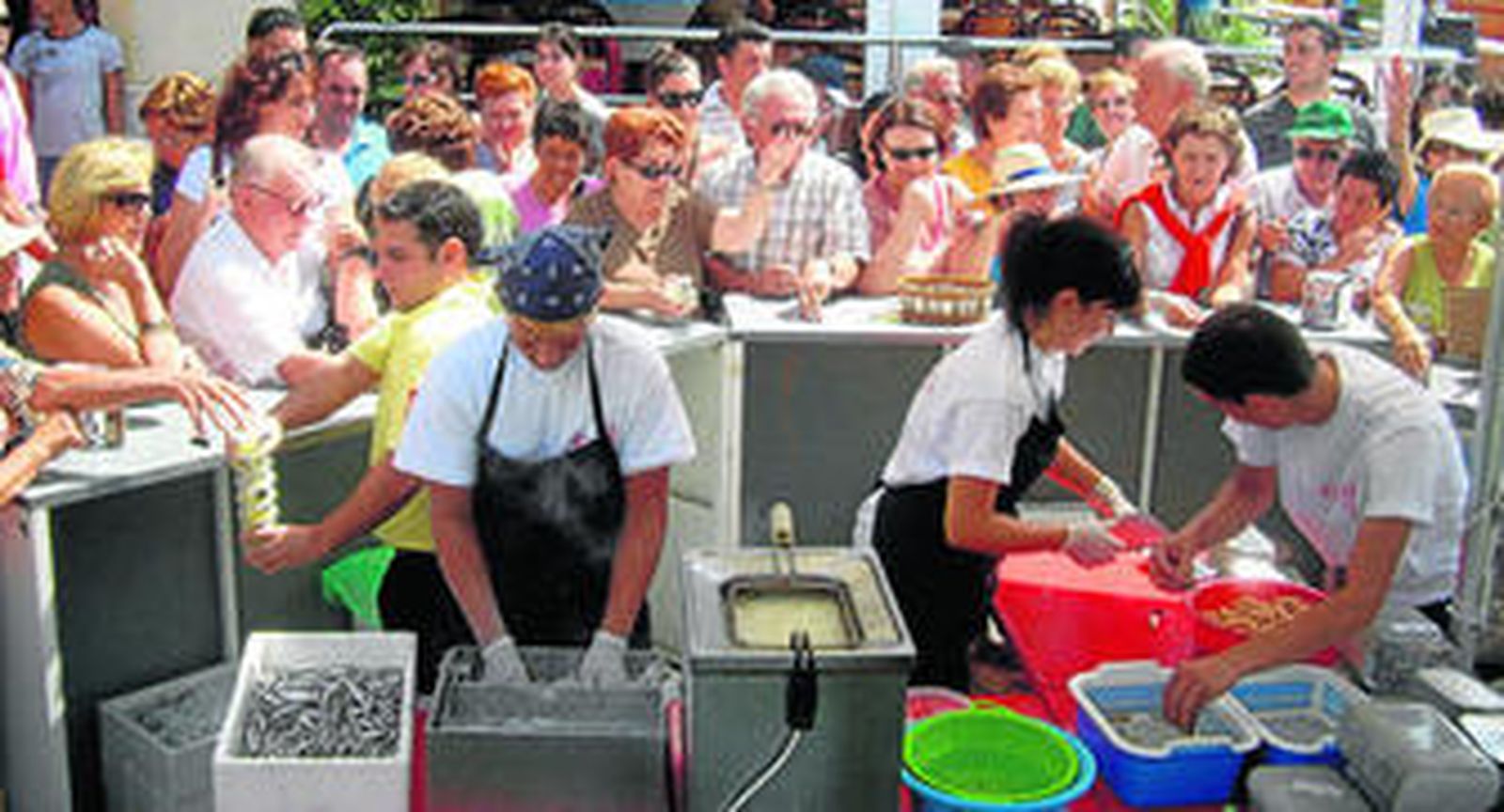 Cientos de personas esperan a que les sirvan un plato de boquerones victorianos en una edición anterior de este festejo.