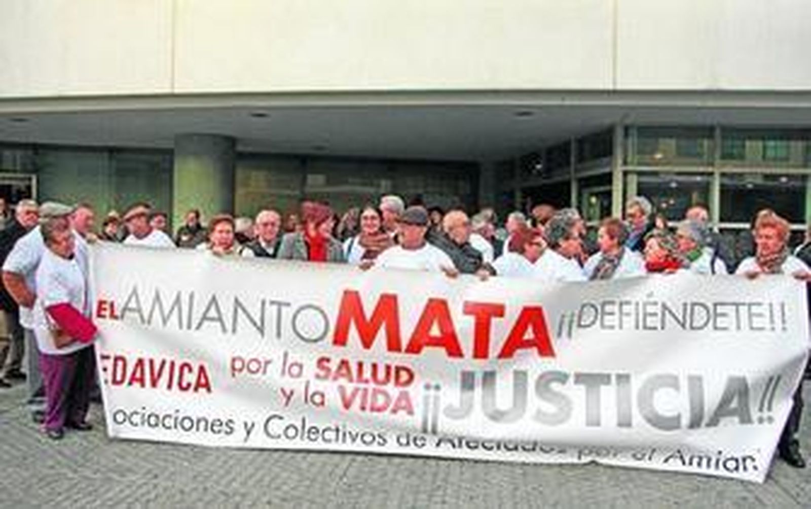 Los afectados, familiares y entidades de apoyo piden justticia en la puerta de los Juzgados de lo Social de Sevilla, en La Buhaira.